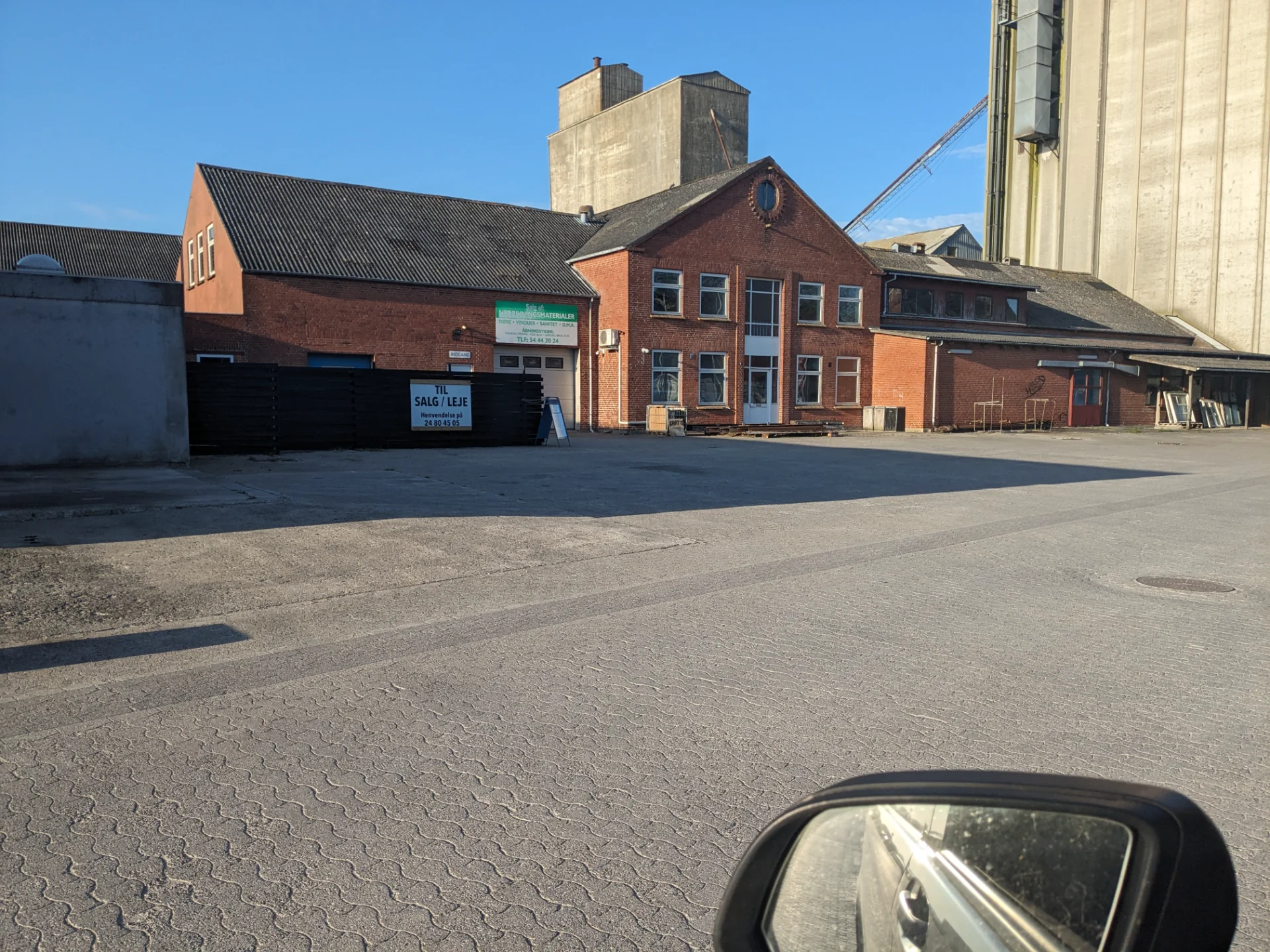 Til salg skilt fiskefabrikken stort
